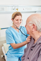 Krankenschwester kontrolliert Atmung von Patient