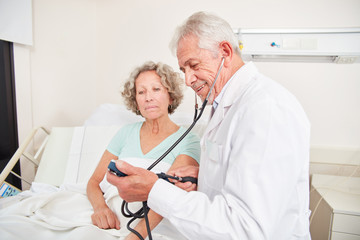 Blutdruckmessung bei einer Patientin