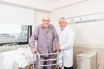 Senior Mann mit Gehgestell in der Reha