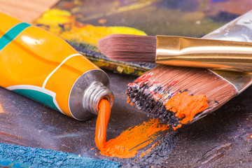 Pipsel und Farben auf Palette