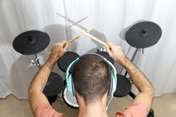 Schlagzeuger beim üben auf einem elektronischen Schlagzeug 