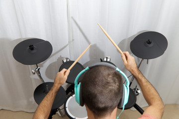 Schlagzeuger am E-Drum