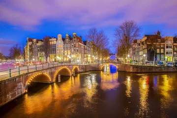 Papier Peint photo Amsterdam Vue sur le canal romantique Leidsegracht à Amsterdam la nuit avec les lumières de la ville, les ponts et la réflexion sur l& 39 eau