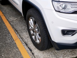 コンクリートと車のタイヤ