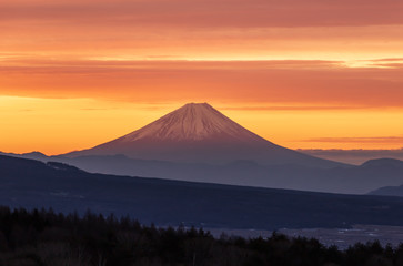 Fototapeta na wymiar 霧ヶ峰高原から夜明けの富士山と朝焼け