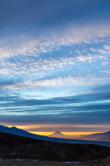 Obraz na płótnie Canvas 霧ヶ峰高原から夜明けの富士山と朝焼け