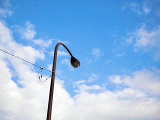 青空と街灯