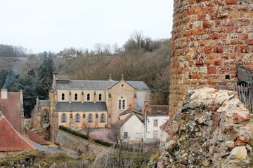 Fototapeta premium VILLAGE DE HERISSON - ALLIER - AUVERGNE - FRANCE