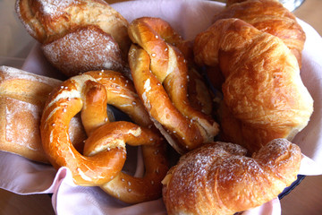 Frühstückskorb mit Croissants, Brezen und Brötchen
