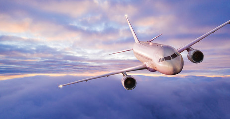 Obraz premium Pasażerów samolot pasażerski lecący ponad chmurami