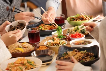 Crédence de cuisine en verre imprimé Manger Amis mangeant de la nourriture chinoise savoureuse à table