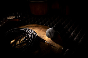 Studio nagrań. Instrumenty muzyczne i mikrofon.