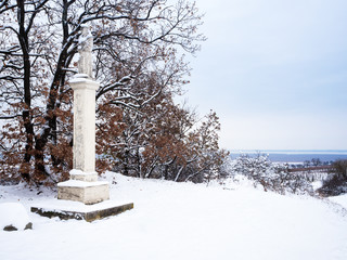 Bildstock im Burgenland im Schnee mit Neusiedlersee