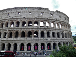 Fototapeta na wymiar Coliseo o Anfiteatro Flavio,Imperio romano, siglo I y ubicado en Roma
