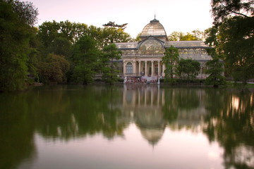 Fototapeta na wymiar Palacio de Cristal del Parque del Retiro de Madrid
