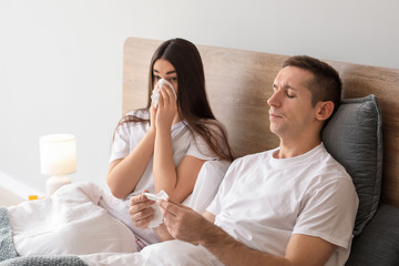 Obraz na płótnie Canvas Couple ill with flu at home