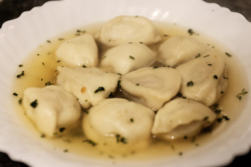 Russische Pelmeni mit Hackfleischfüllung