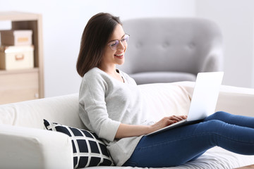Obraz premium Young woman working with laptop at home
