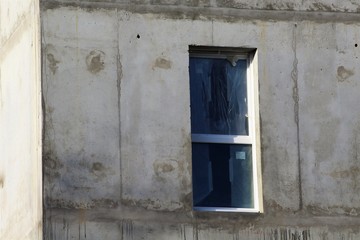 IMMEUBLE EN CONSTRUCTION - MATERIAU BETON - AVEC FENETRES