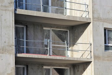 IMMEUBLE EN CONSTRUCTION - MATERIAU BETON - AVEC FENETRES