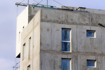 Fototapeta na wymiar IMMEUBLE EN CONSTRUCTION - MATERIAU BETON - AVEC FENETRES