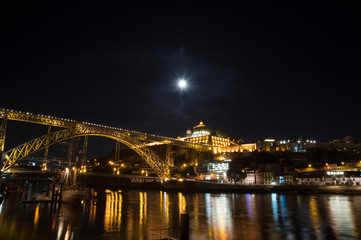 Fototapeta na wymiar 夜のドンルイス1世橋（ポルトガル）