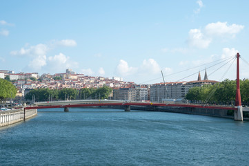 リヨンの街を繋ぐ赤い橋