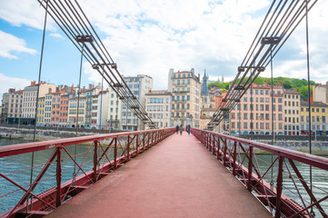 リヨンの街を繋ぐ赤い橋