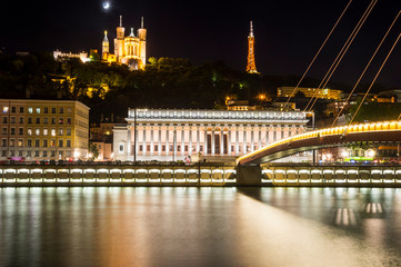 Fototapeta premium 夜景 ソーヌ川から見る裁判所とノートルダム大聖堂