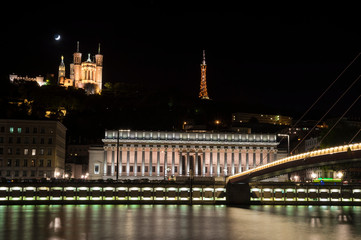 Fototapeta na wymiar 夜景　ソーヌ川から見る裁判所とノートルダム大聖堂