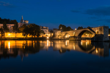 Fototapeta premium Blick auf die Altstadt von Avignon bei Nacht