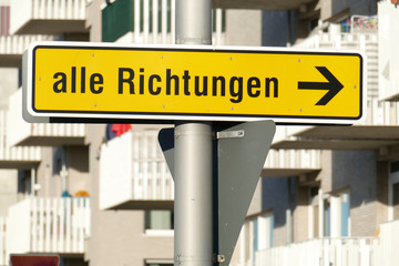 Obraz premium Verkehrsschild alle Richtungen