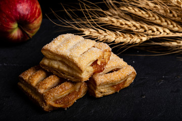Tranci di strudel su piatto di ardesia