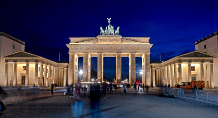 Fototapeta premium Night view of Brandenburg portal in Berlin