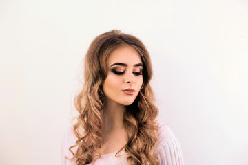 Fototapeta premium Piękny model dziewczyny z kręconymi włosami. Piękny młody żeński dowcip