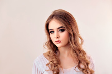 Fototapeta premium Piękny model dziewczyny z kręconymi włosami. Piękny młody żeński dowcip