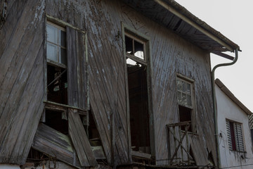 Fototapeta na wymiar old abandoned house