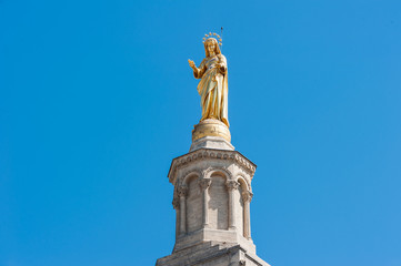 Marienstatue auf der Kathedrale in Avignon