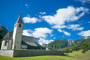 Chiesa nelle Dolomiti 