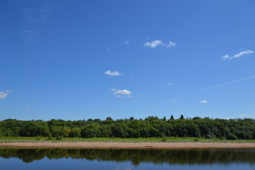 Fototapeta na wymiar небо над рекой, август, север