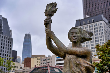 Obraz premium SAN FRANCISCO, CALIFORNIA, USA - MAY 14, 2018 - City statue of a woman with a torch