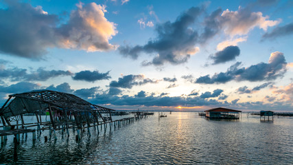 Fototapeta na wymiar Sunset on the sea with beautiful clouds on blue sky at Yo island, Songkhla, Thailand.