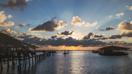 Obraz premium Sunset on the sea with beautiful clouds on blue sky at Yo island, Songkhla, Thailand.