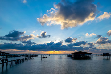Obraz premium Sunset on the sea with beautiful clouds on blue sky at Yo island, Songkhla, Thailand.