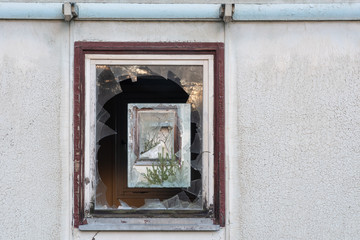 Fototapeta na wymiar Kaputte Fenster einer Baracke im ehemaligen GST-Ausbildungslager Prerow