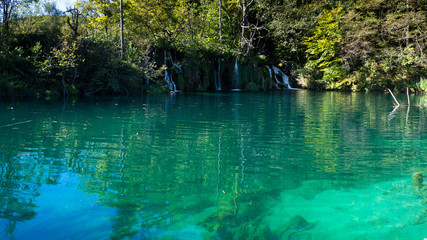 Obraz premium Deep Blue Lakes at Plitvice National Park in Croatia