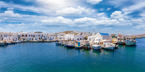 Fototapeta na wymiar Panoramablick auf den idyllischen Fischerhafen von Naousa auf der Insel Paros, Kykladen, Griechenland