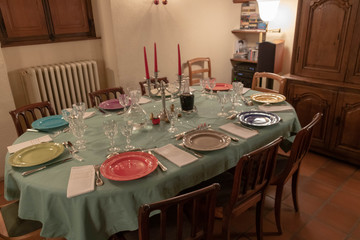 Table dressée pour le repas de noël avec de la faïence de Giens et du cristal de bohème