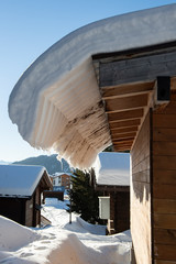 Dach mit überhängendem Schnee, Bettmeralp, Goms, Kanton Wallis, Schweiz