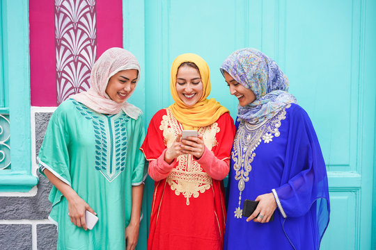 Happy islamic frends using smartphone